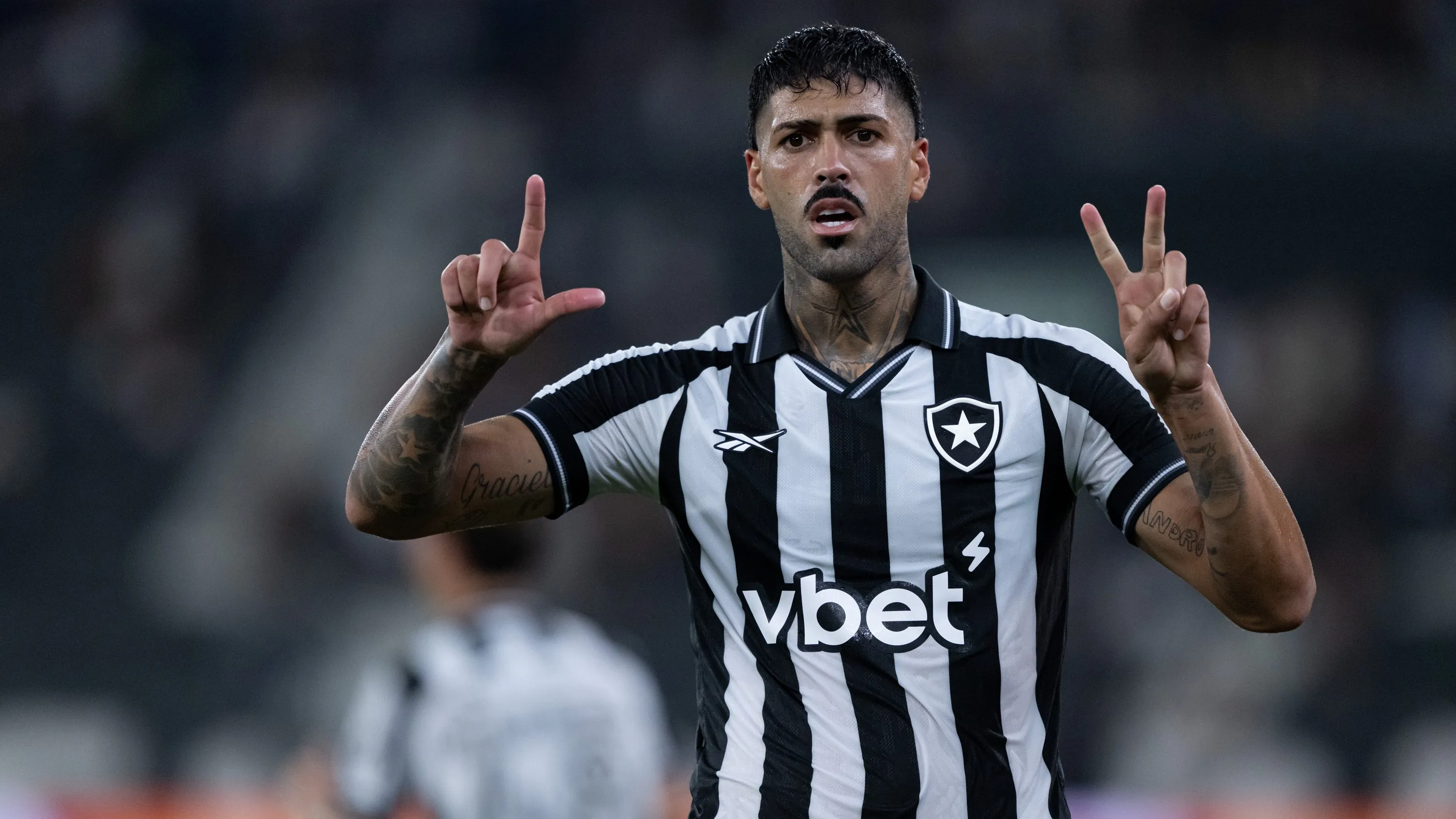 Barboza jogador do Botafogo comemora seu gol durante partida contra o Flamengo no estadio Engenhao pelo campeonato Carioca 2026. Foto: Jorge Rodrigues/AGIF