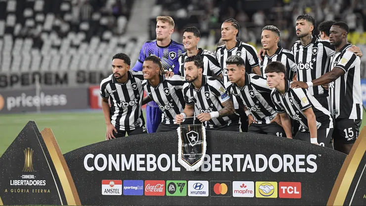 Jogadores do Botafogo posam para foto antes na partida contra Nacional Potosi no estadio Engenhao pelo campeonato Copa Libertadores 2026. Foto: Thiago Ribeiro/AGIF