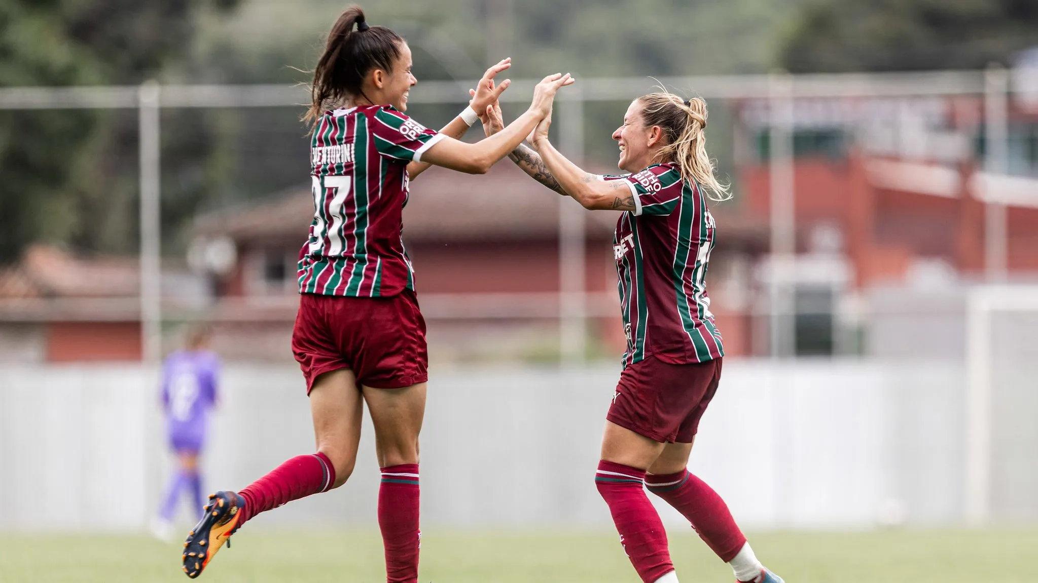 Jogadoras do Fluminense celebram gol contra o Heips