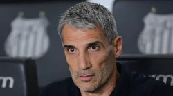 Juan P. Vojvoda tecnico do Santos durante partida contra o Velo Clube no estadio Vila Belmiro pelo campeonato Paulista 2026. Foto: Jota Erre/AGIF