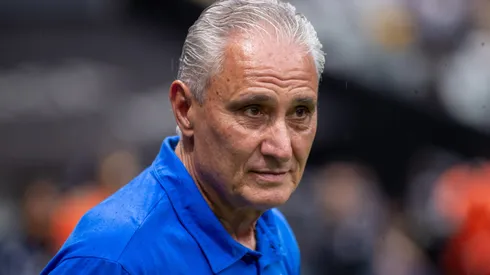 Tite, técnico do Cruzeiro durante partida contra o Atlético-MG no estadio Arena MRV pelo campeonato Mineiro 2026. Foto: Fernando Moreno/AGIF