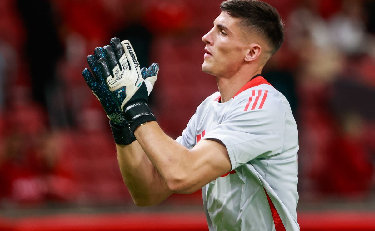 Eduardo Coudet tenta convencer Rochet para jogar no River Plate, mas goleiro quer ficar no Internacional