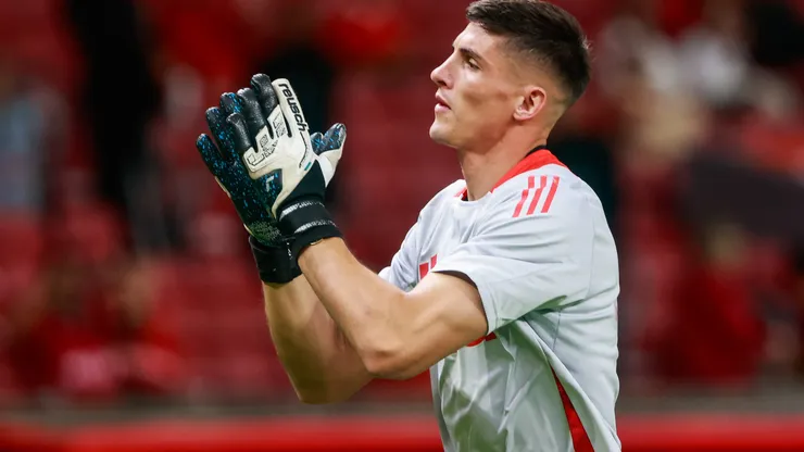 Rochet, jogador do Internacional, durante aquecimento antes da partida contra o Santos no estadio Beira-Rio pelo campeonato Brasileiro A 2025. Foto: Luiz Erbes/AGIF