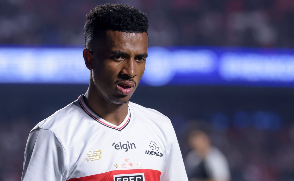 Diretoria do São Paulo celebra permanência de Marcos Antônio e vê como vitória sobre o Flamengo