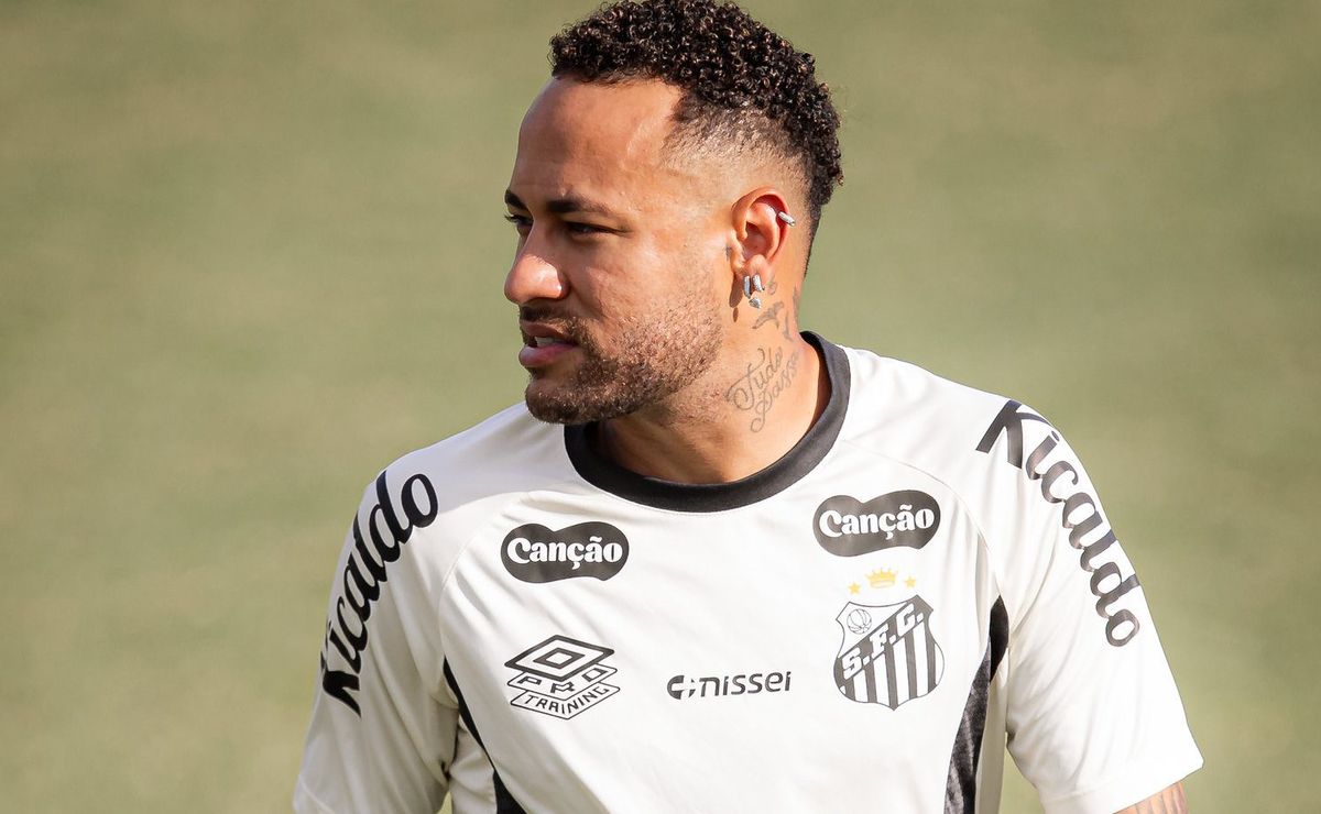 Neymar é afastado de treino tático por desgaste e Santos liga alerta para duelo contra o Mirassol