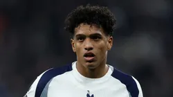 Brasileiro Souza em campo com. a camisa do Tottenham - Foto: Justin Setterfield/Getty Images