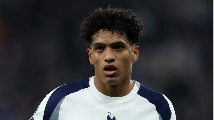 Brasileiro Souza em campo com. a camisa do Tottenham - Foto: Justin Setterfield/Getty Images