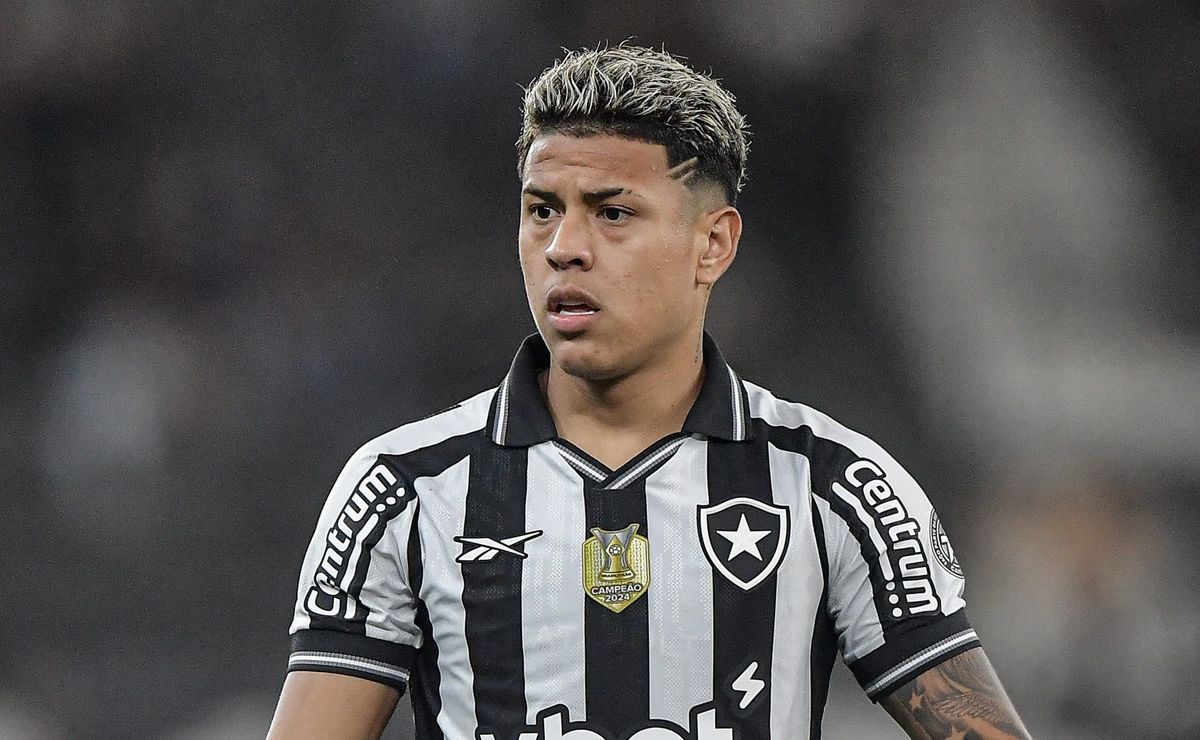 Matheus Martins revelou que se adaptou a atuar como centroavante no Botafogo: “Ele sentindo confiança em mim”