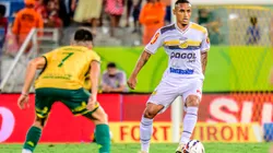 MT - CUIABA - 08/10/2025 - BRASILEIRO B 2025, CUIABA X NOVORIZONTINO - Alejandro Martinez jogador do Cuiaba disputa lance com Patrick jogador do Novorizontino durante partida no estadio Arena Pantanal pelo campeonato Brasileiro B 2025. Foto: Francisco Alves/AGIF