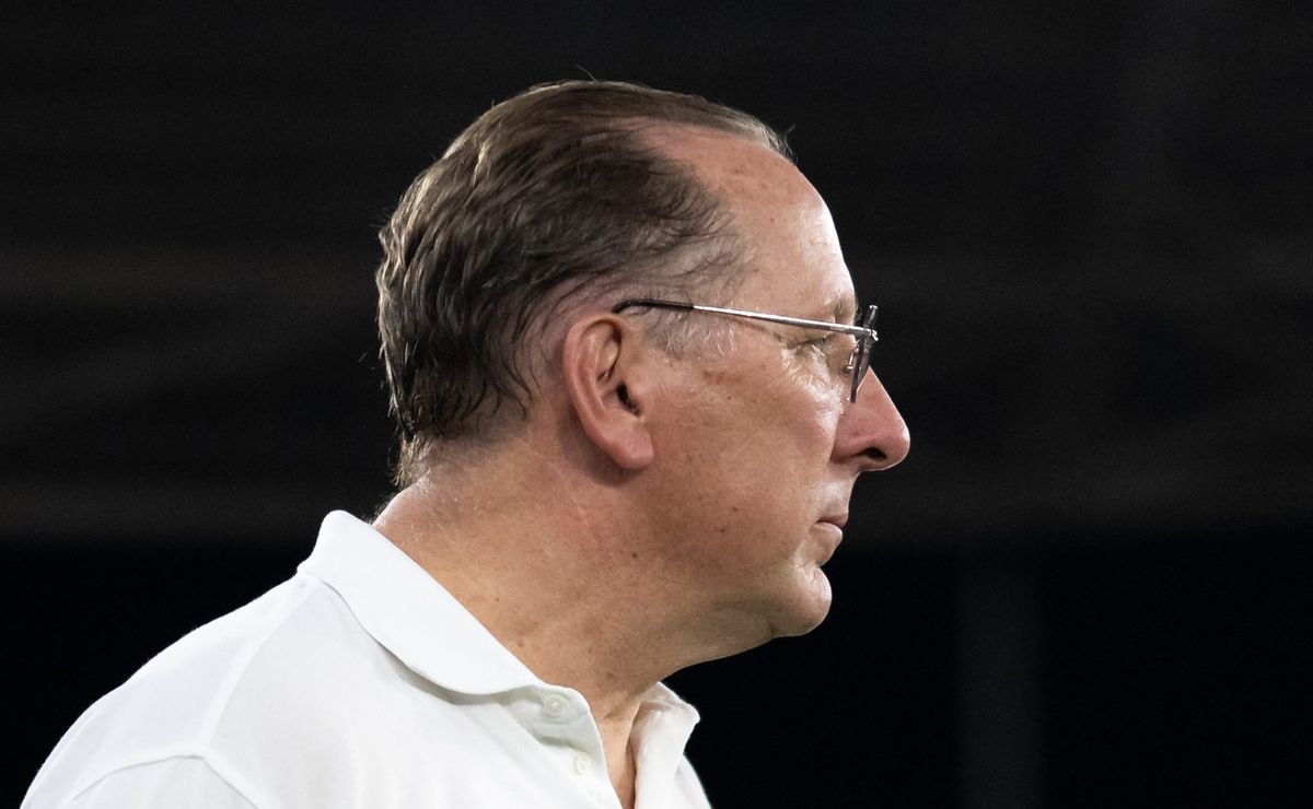 Textor quer time do Botafogo jogando melhor, mas evita pressão antecipada em Martín Anselmi antes da Libertadores