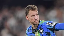 Neto em campo com a camisa do Botafogo.