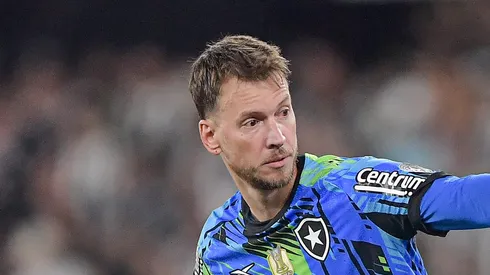 Neto em campo com a camisa do Botafogo.
