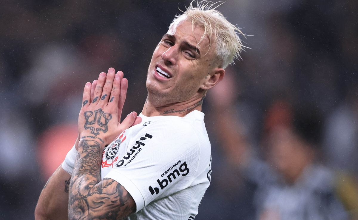 Róger Guedes não deve voltar ao Brasil agora e seguirá no Catar apesar dos conflitos