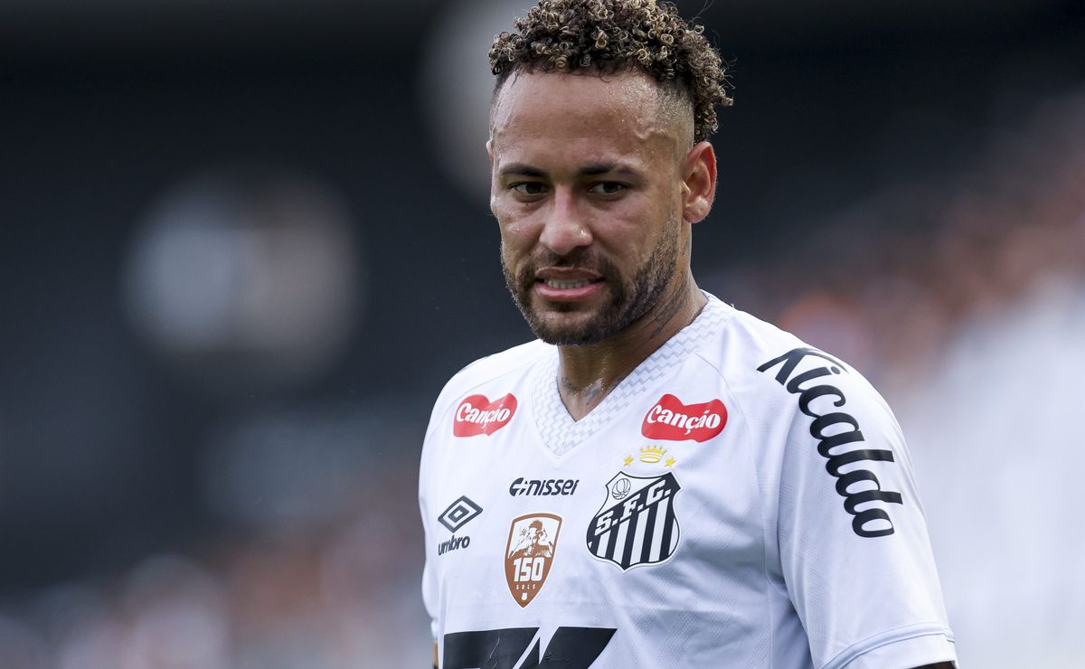 Cozinheira processa Neymar após relatar jornadas de até 16 horas em mansão no Rio