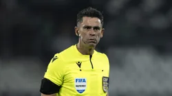 O arbitro Flavio Rodrigues de Sousa durante partida entre Botafogo e Fluminense no estadio Engenhao pelo campeonato Brasileiro A 2024. Foto: Jorge Rodrigues/AGIF