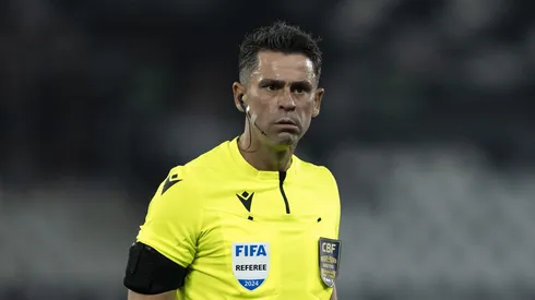 O arbitro Flavio Rodrigues de Sousa durante partida entre Botafogo e Fluminense no estadio Engenhao pelo campeonato Brasileiro A 2024. Foto: Jorge Rodrigues/AGIF