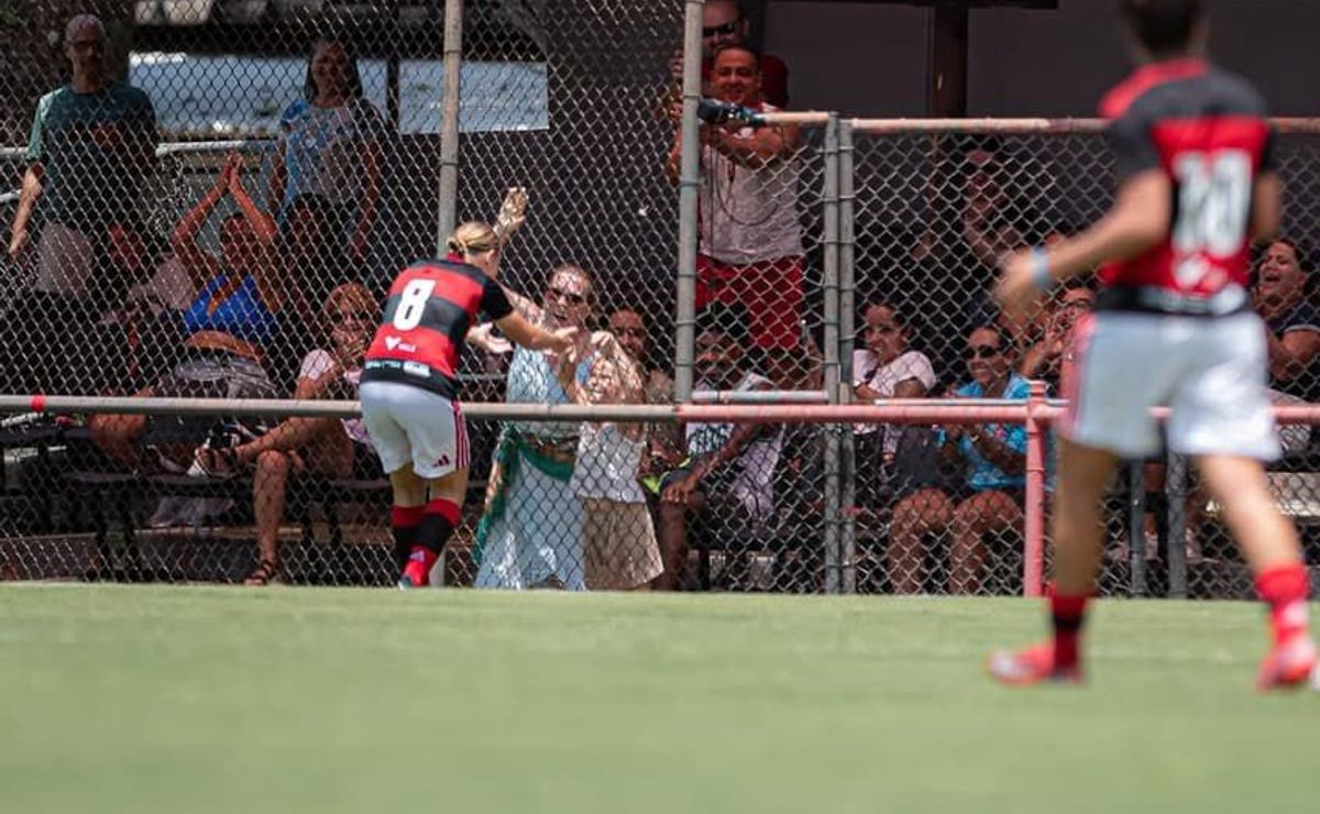 Ana Papel ganha espaço no Flamengo e destaca resiliência como marca da carreira