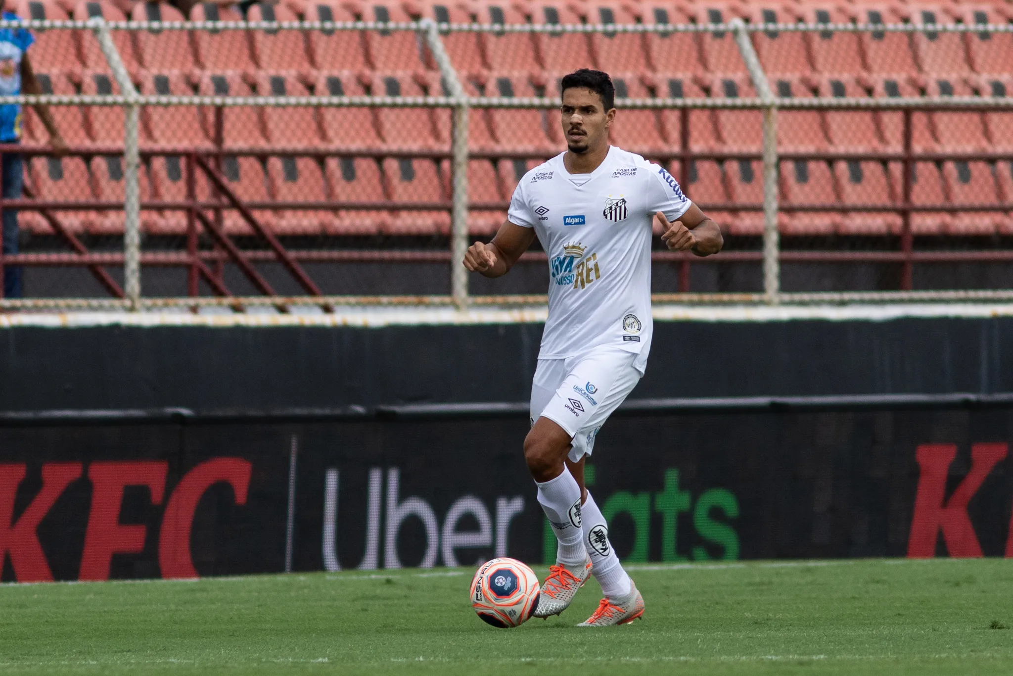 Lucas Veríssimo em jogo pelo Peixe. Foto: Rebeca Reis/AGIF