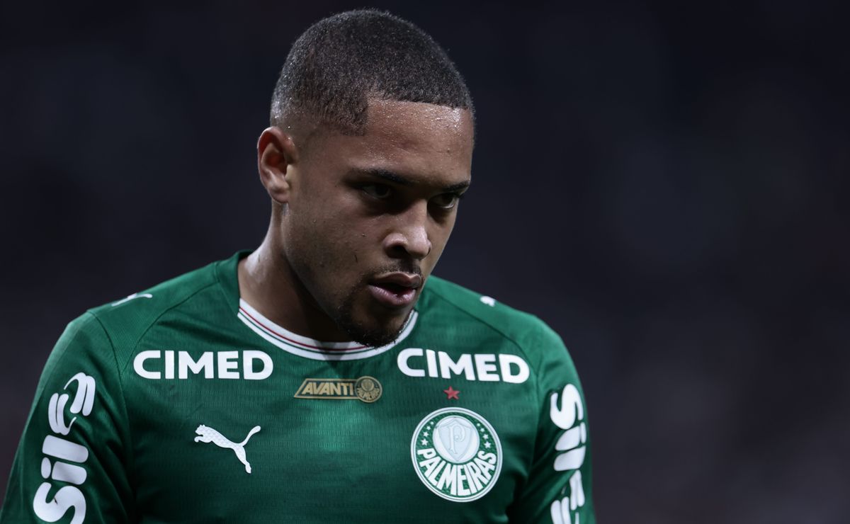 Vitor Roque treina com o grupo do Palmeiras e aumenta chance de jogar contra o Novorizontino
