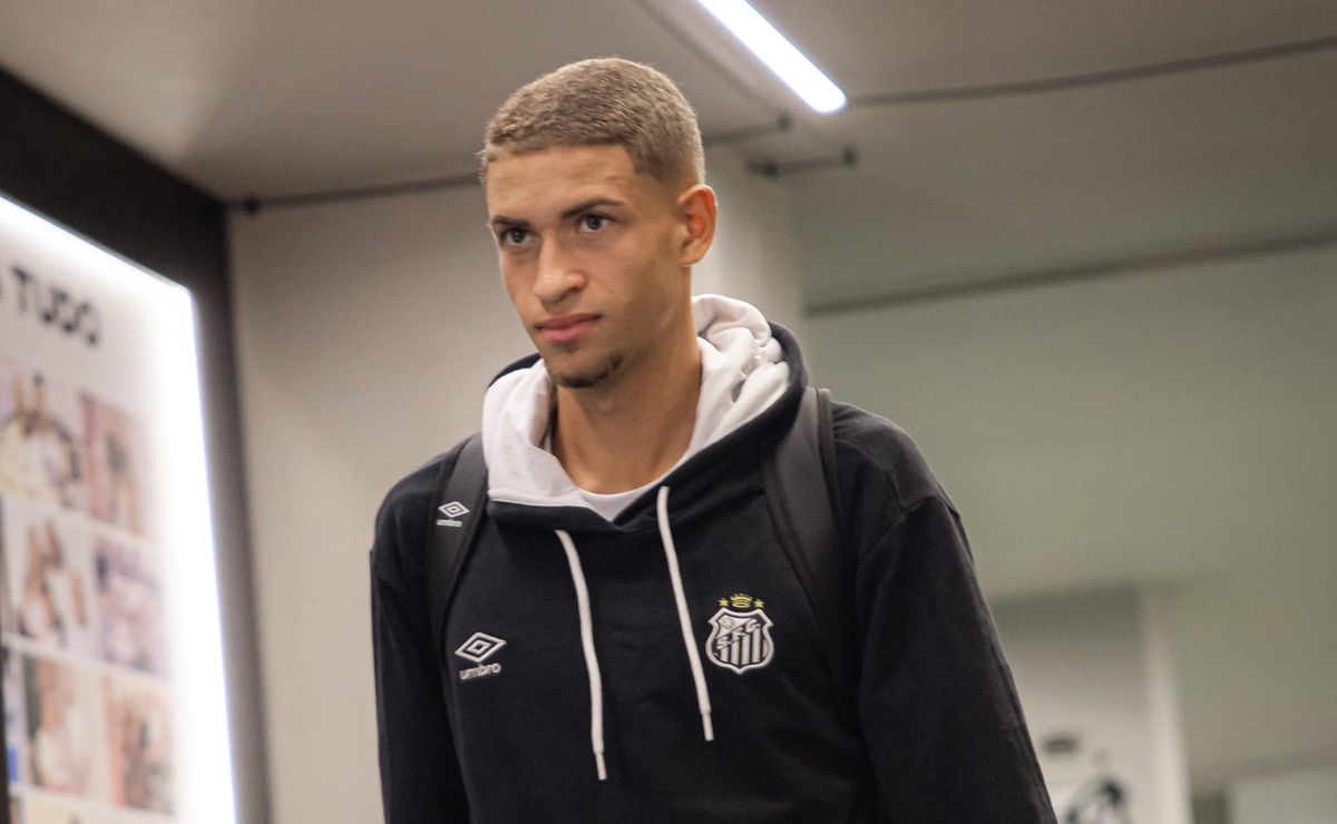 Vini Lira revela conselhos nos bastidores e cita antigo rival por posição no Santos e ídolo