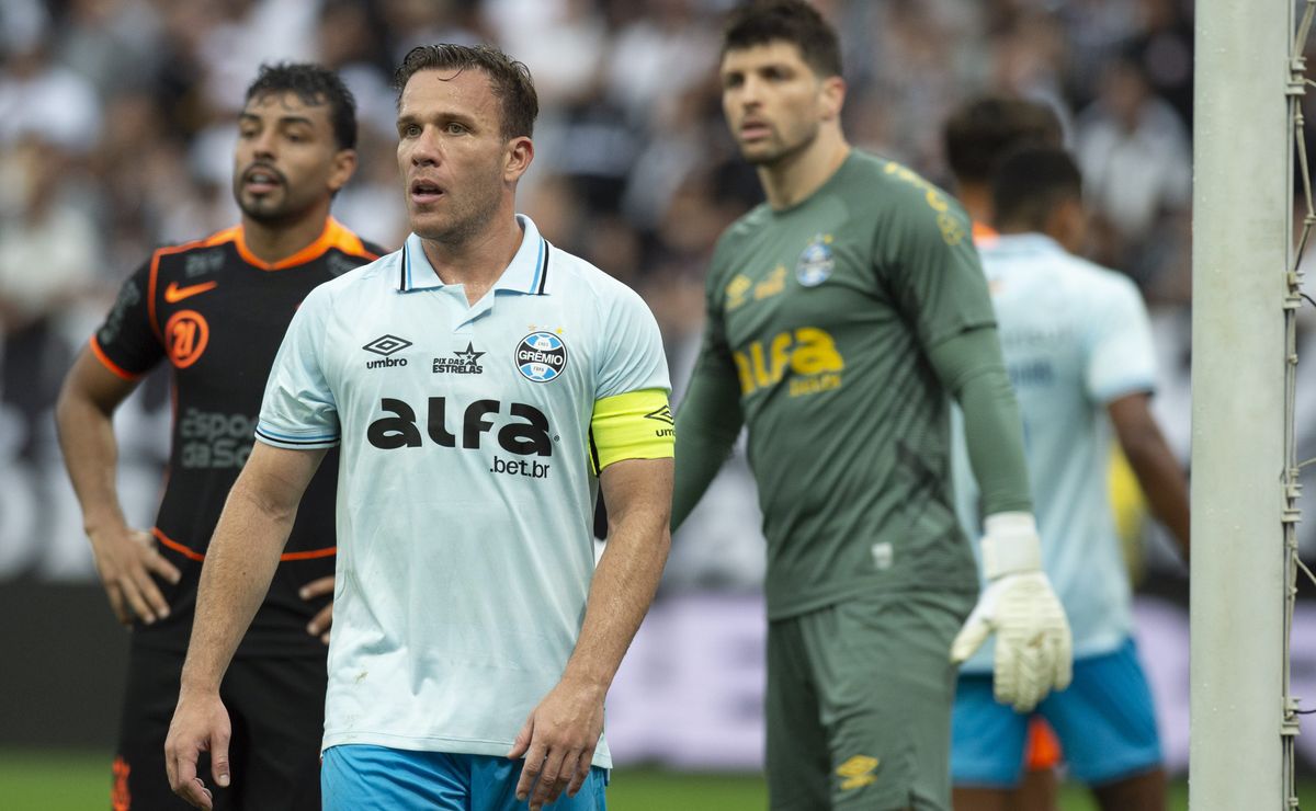 Arthur Melo prioriza permanecer no Grêmio mesmo após interesse do Como e proposta à Juventus