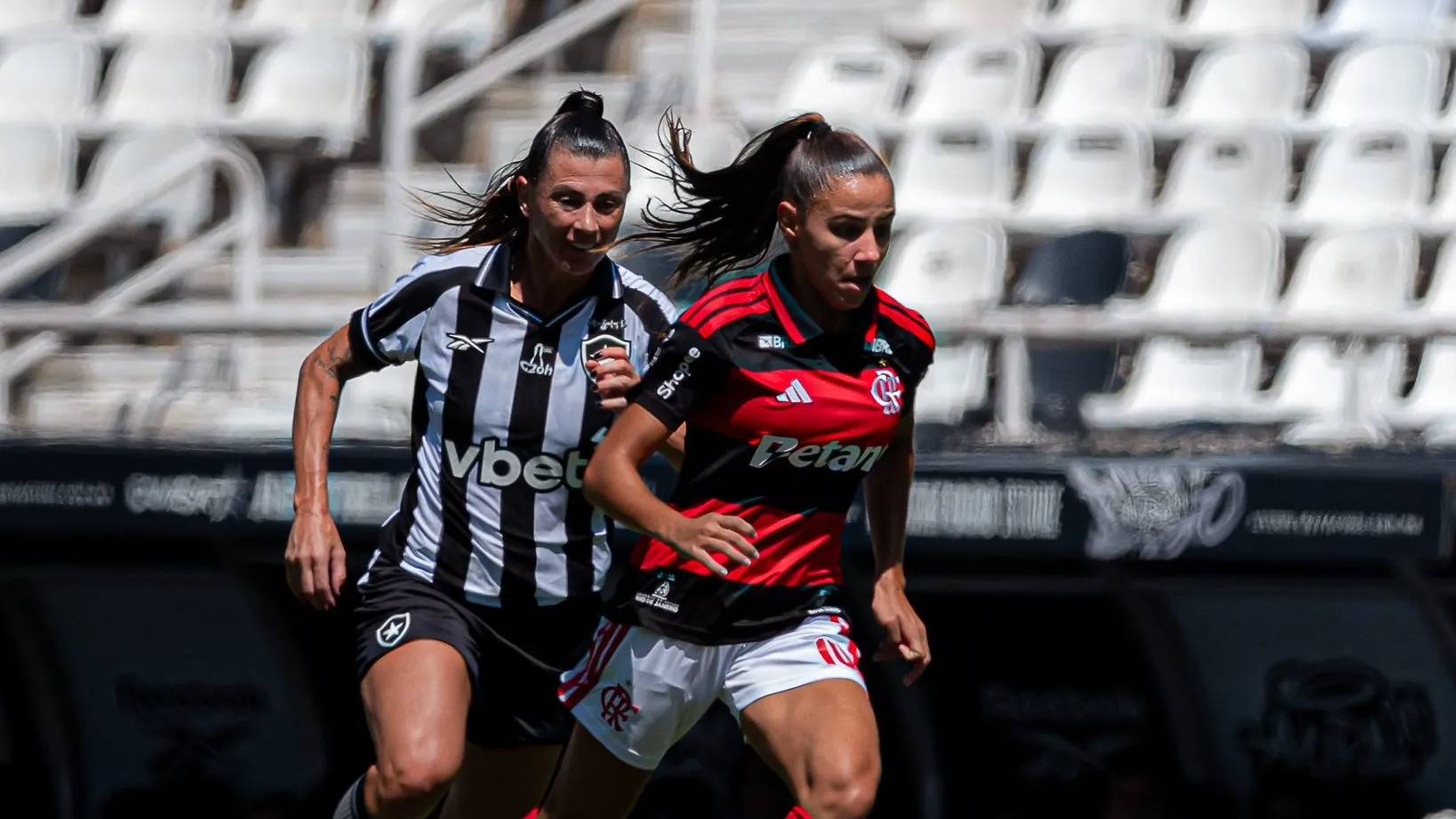 Jogadoras do Botafogo e Flamengo na Copa Rio Feminina