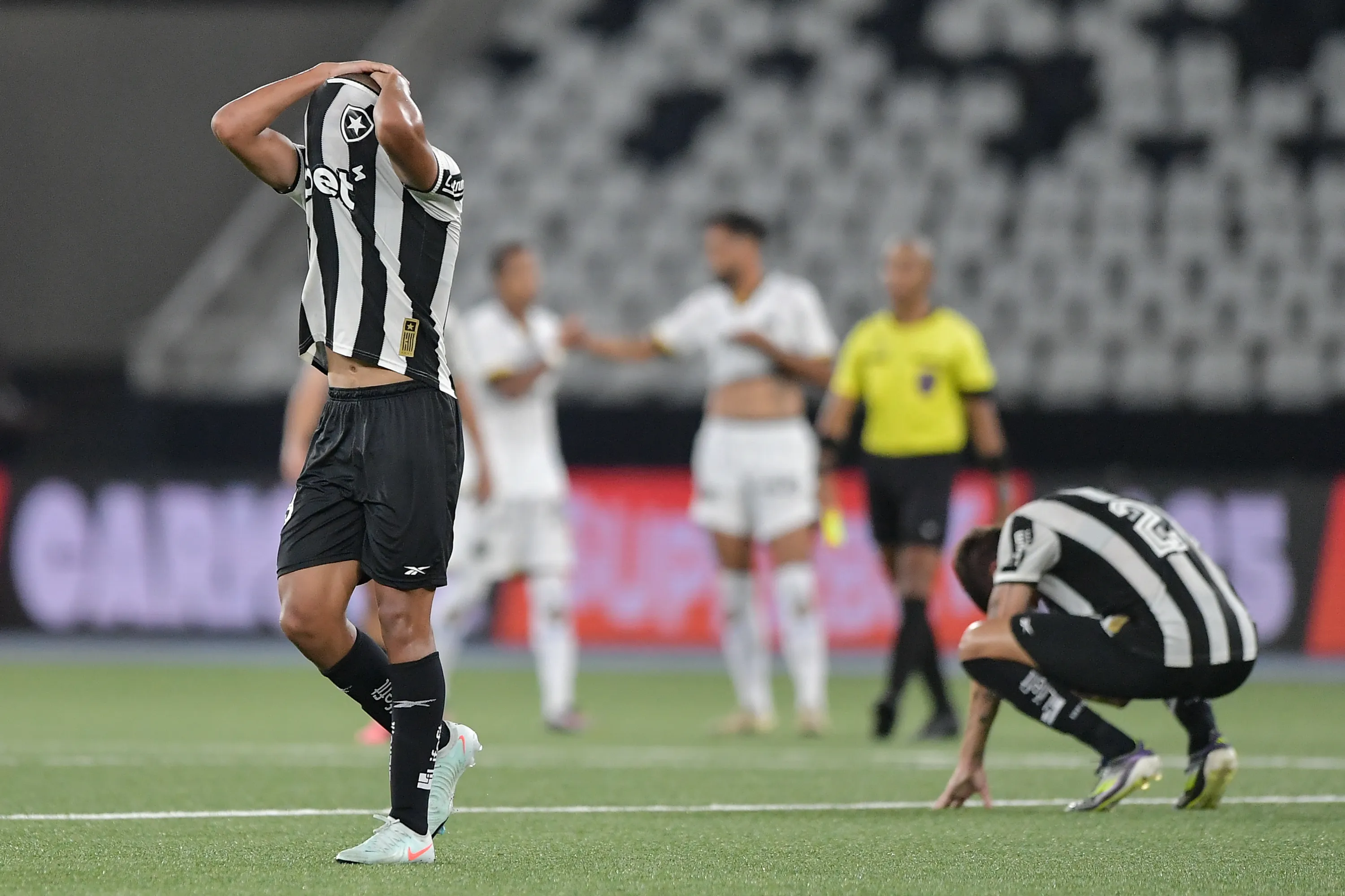 RJ – RIO DE JANEIRO – 22/01/2025 – CARIOCA 2025, BOTAFOGO X VOLTA REDONDA – Huguinho jogador do Botafogo lamenta derrota ao final da partida contra o Volta Redonda no estadio Engenhao pelo campeonato Carioca 2025. Foto: Thiago Ribeiro/AGIF