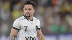 Artur com a camisa do Botafogo.