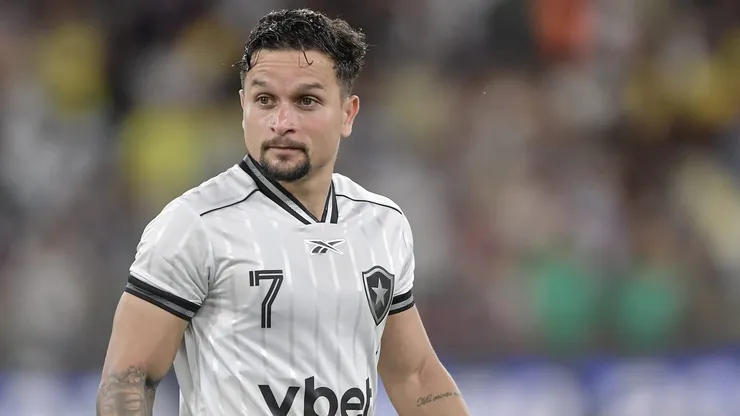 Artur com a camisa do Botafogo.