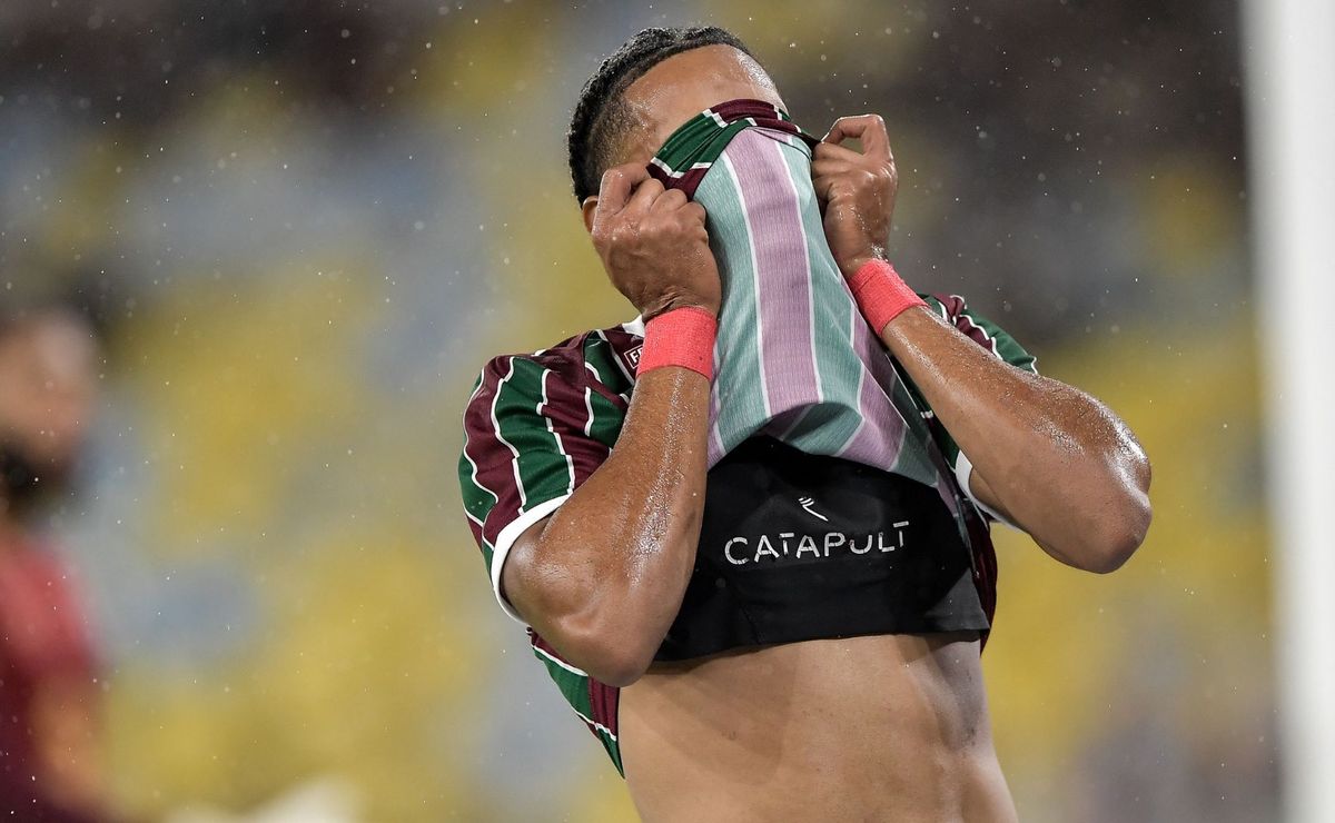 Matheus Reis sofre entorse no joelho e vira desfalque no Fluminense