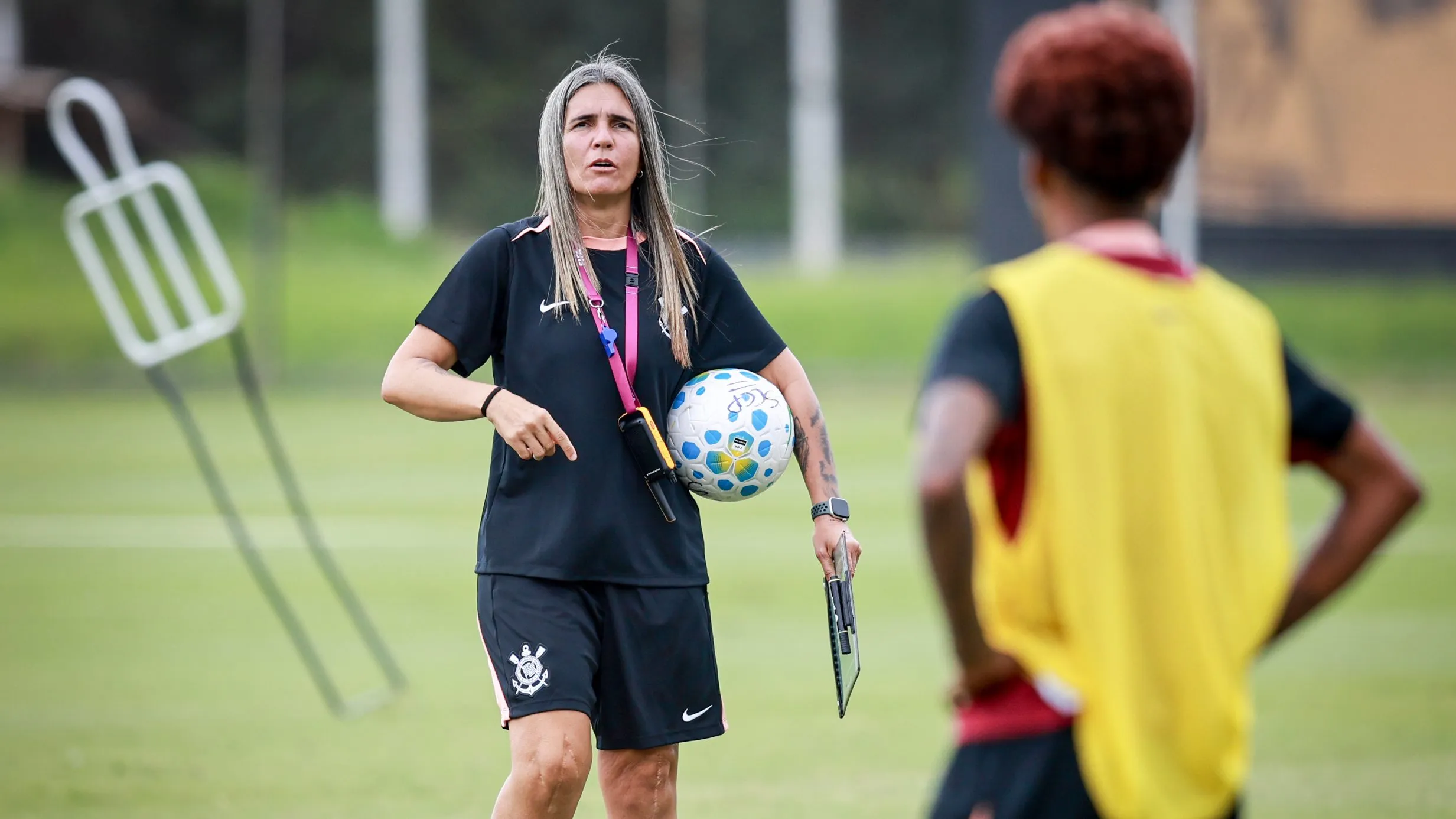 Emily Lima comanda treino das Brabas