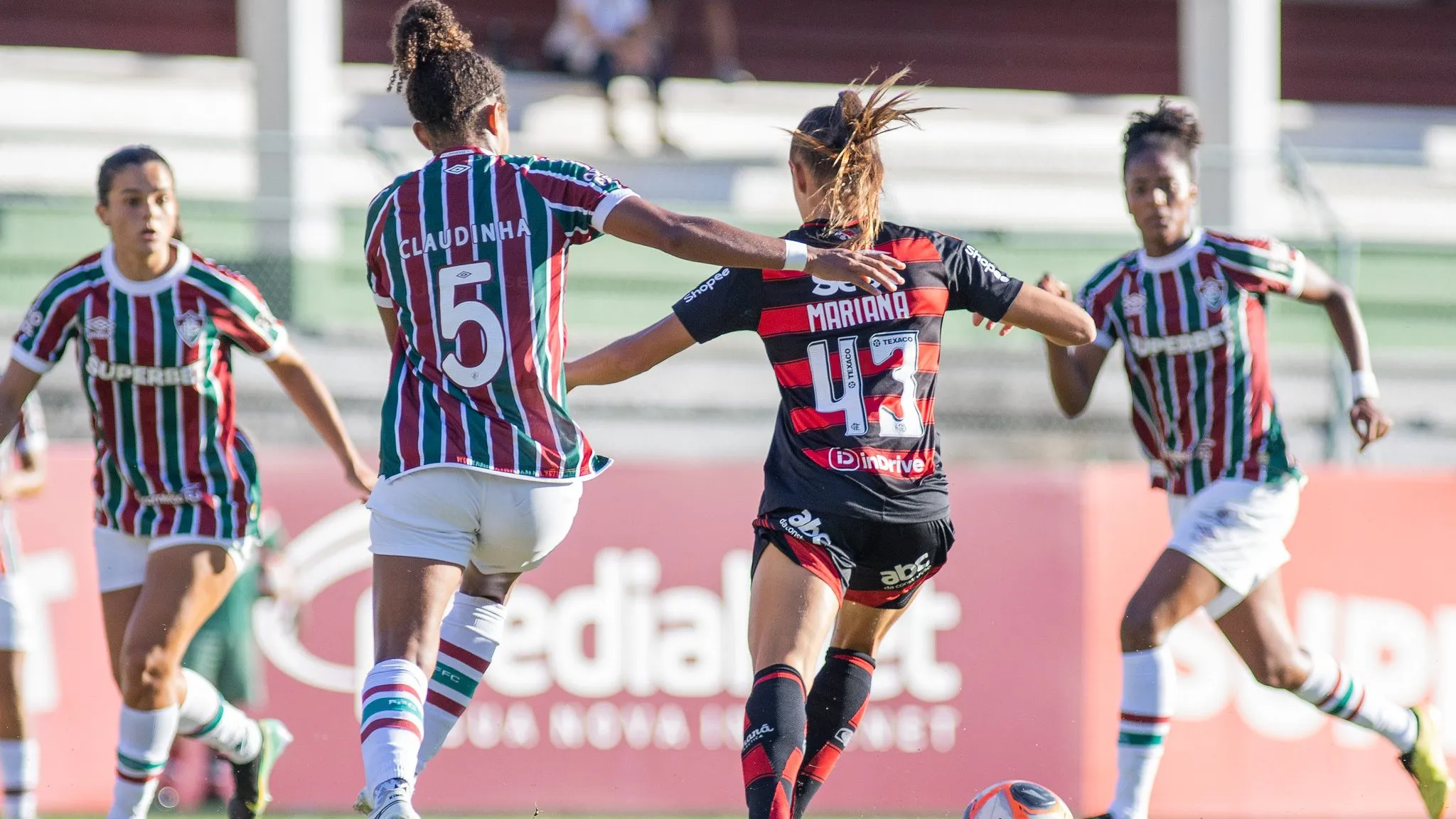 Jogadoras do Fluminense e Flamengo em campo