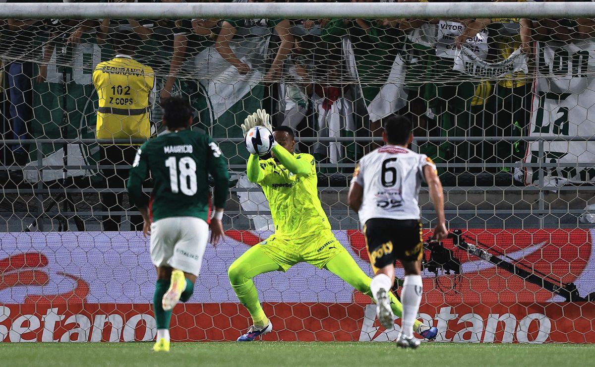 Robson abre o jogo sobre pênalti defendido por Carlos Miguel na final contra o Palmeiras: “Isso acontece”