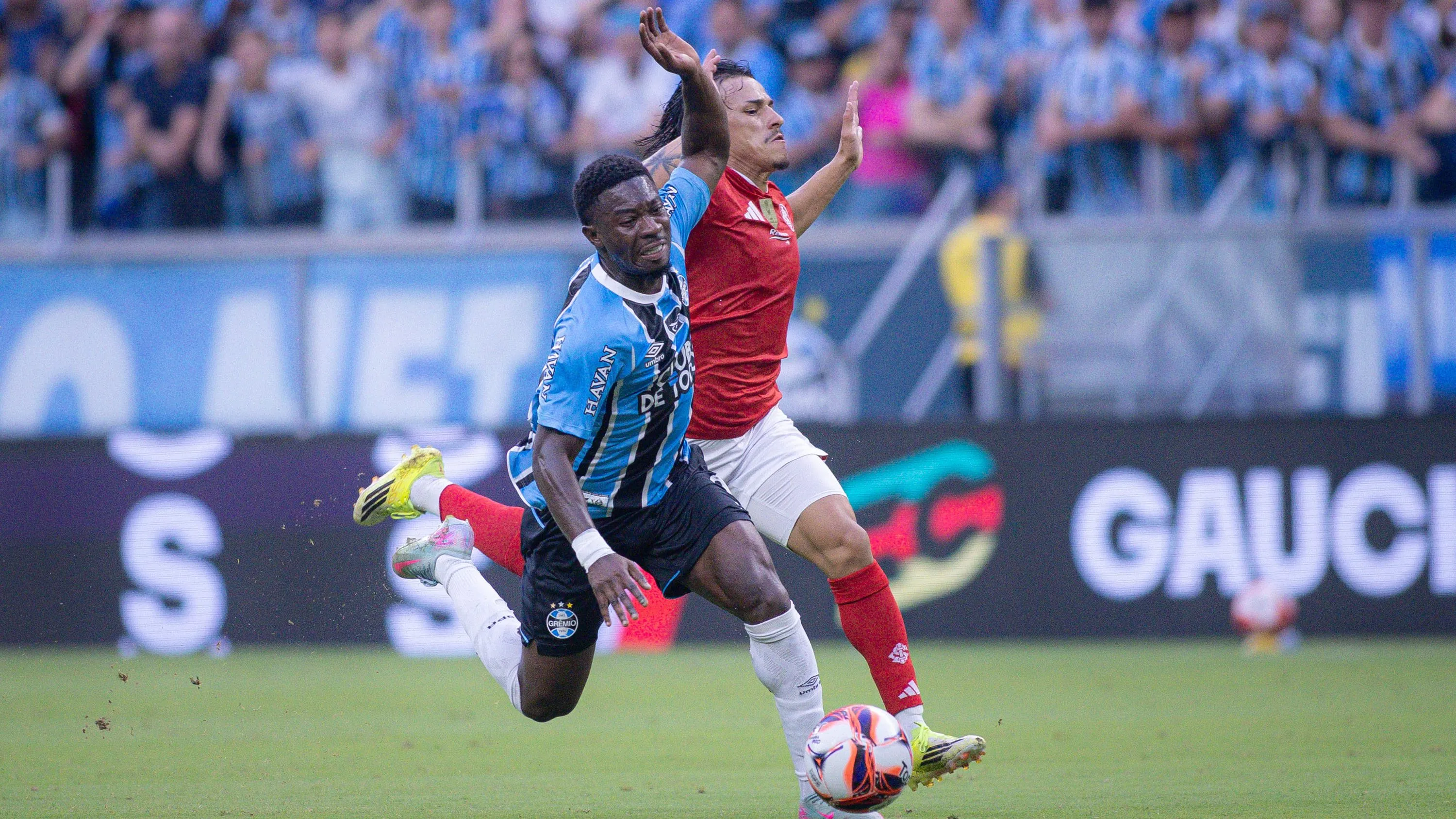 Francis Amuzu jogador do Gremio disputa lance com Alexandro Bernabei jogador do Internacional durante partida no estadio Arena do Gremio pelo campeonato Gaucho 2026. Foto: Maxi Franzoi/AGIF