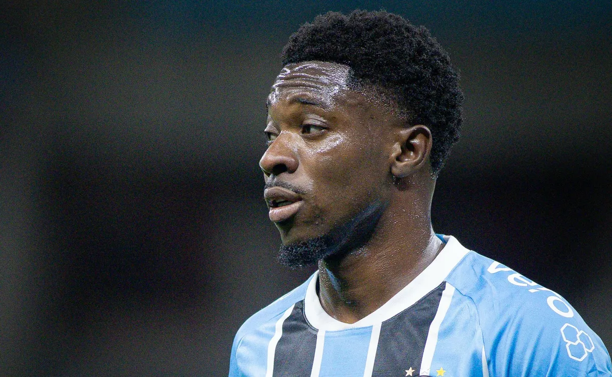Grêmio inicia processo de renovação com Amuzu após desempenho destacado sob aprovação de Luis Castro