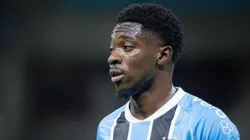 Francis Amuzu jogador do Gremio durante partida contra o Cruzeiro no estadio Arena do Gremio pelo campeonato Brasileiro A 2025. Foto: Maxi Franzoi/AGIF
