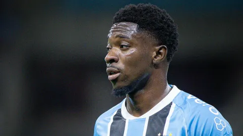 Francis Amuzu jogador do Gremio durante partida contra o Cruzeiro no estadio Arena do Gremio pelo campeonato Brasileiro A 2025. Foto: Maxi Franzoi/AGIF
