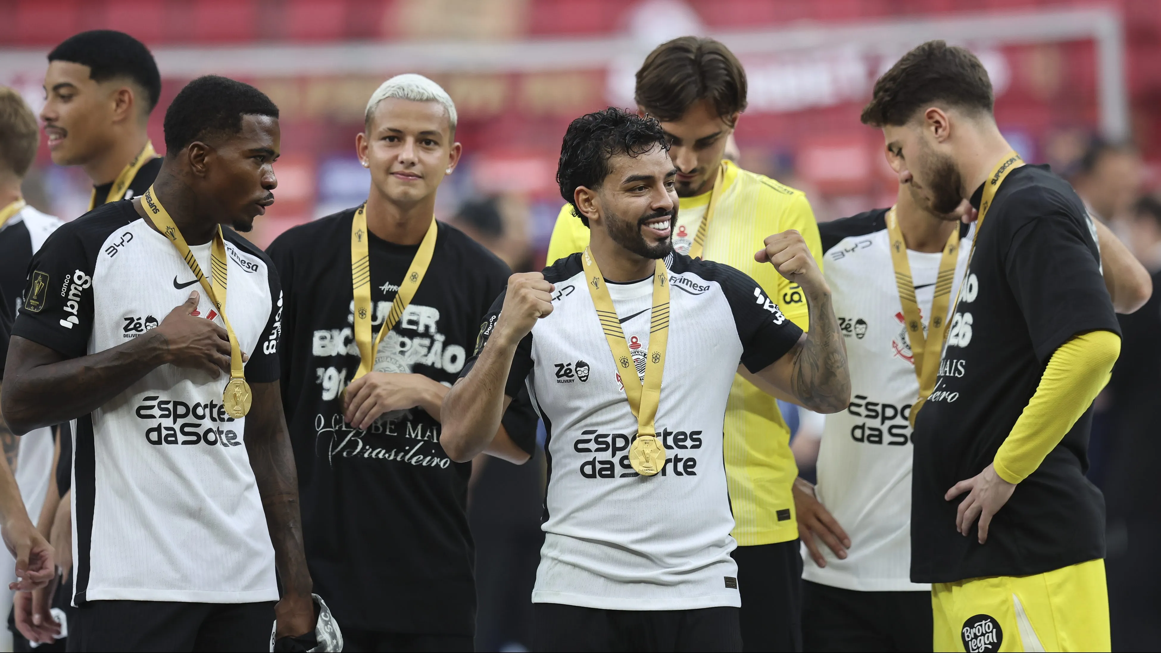 Matheus Bidu do Corinthians comemora titulo de campeao apos partida contra o Flamengo no estadio Mane Garrincha pela decisao do campeonato Super Copa Do Rei 2026. Foto: Mateus Bonomi/AGIF