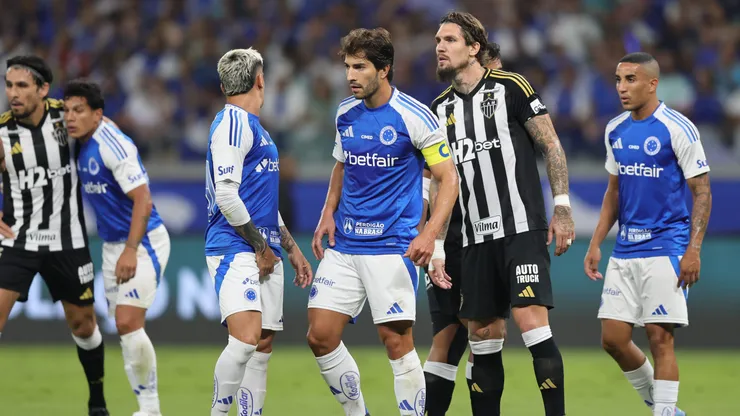 Lucas Silva jogador do Cruzeiro disputa lance com Lyanco jogador do Atletico-MG durante partida no estadio Mineirao pelo campeonato Brasileiro A 2025. Foto: Gilson Lobo/AGIF