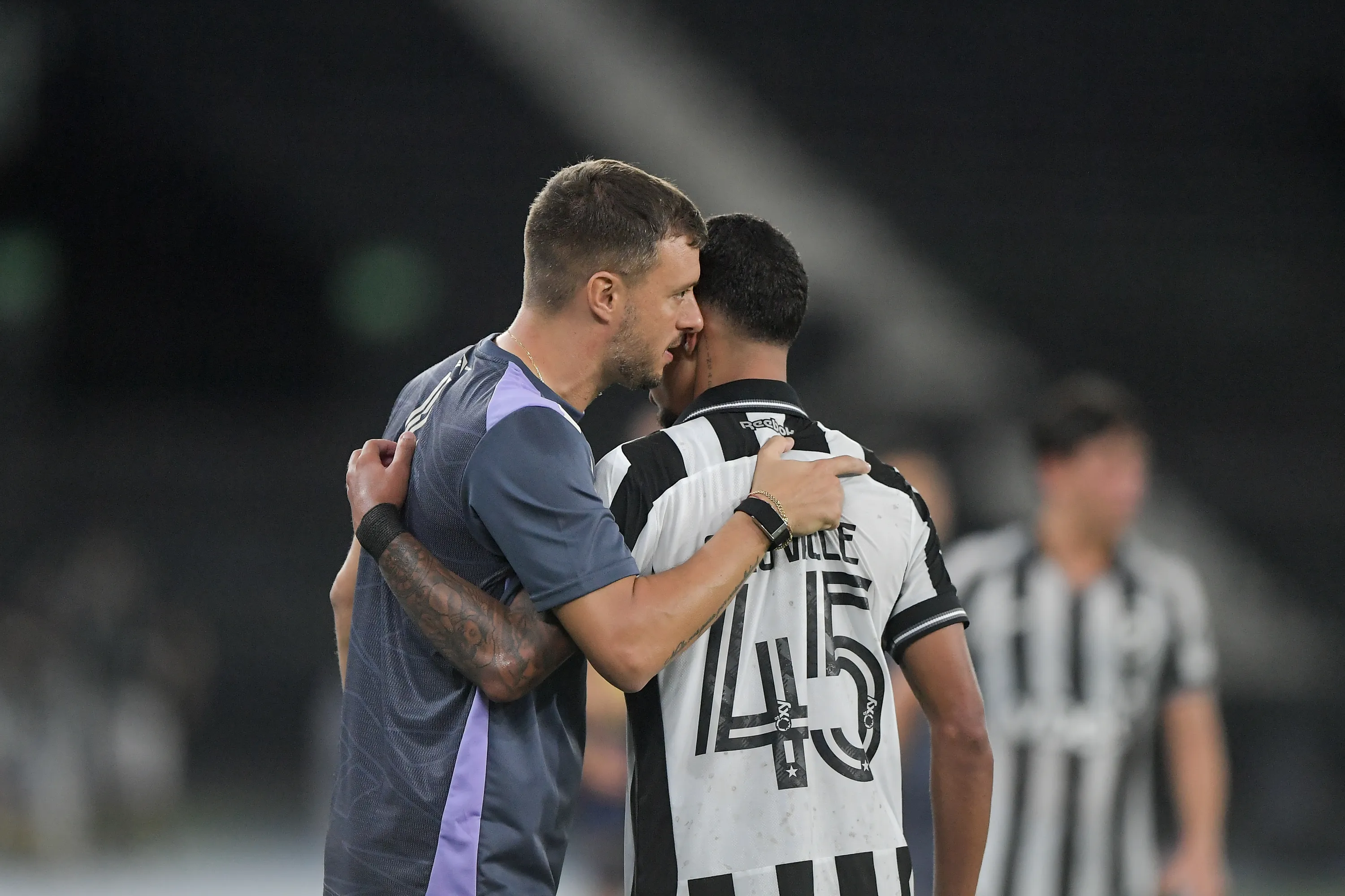 Caio Valle jogador do Botafogo comemora seu gol com Martin Anselmi tecnico da sua equipe durante partida contra o Bangu. Foto: Thiago Ribeiro/AGIF
