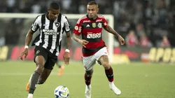 Junior Santos jogador do Botafogo disputa lance com Everton Cebolinha jogador do Flamengo durante partida no estadio Engenhao pelo campeonato Brasileiro A 2023. Foto: Jorge Rodrigues/AGIF