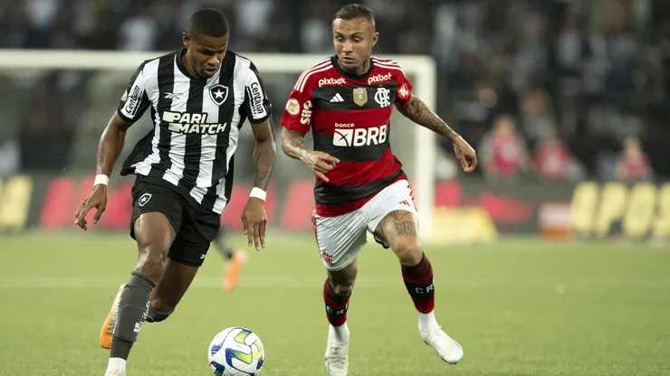 Junior Santos jogador do Botafogo disputa lance com Everton Cebolinha jogador do Flamengo durante partida no estadio Engenhao pelo campeonato Brasileiro A 2023. Foto: Jorge Rodrigues/AGIF