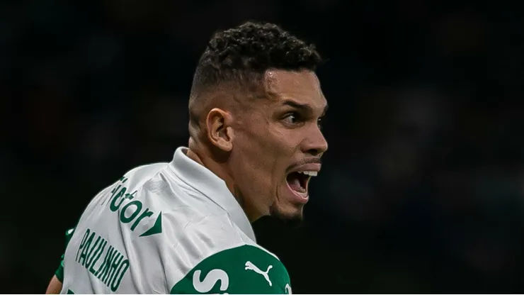 Paulinho jogador do Palmeiras durante partida contra o Cruzeiro no estadio Mineirao pelo campeonato Brasileiro A 2025. Foto: Fernando Moreno/AGIF