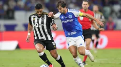 Lucas Silva, jogador do Cruzeiro, disputa lance com Hulk jogador do Atletico-MG durante partida no estadio Mineirao pelo campeonato Brasileiro A 2025. Foto: Gilson Lobo/AGIF