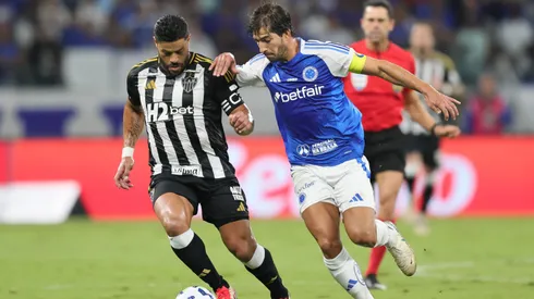 Lucas Silva, jogador do Cruzeiro, disputa lance com Hulk jogador do Atletico-MG durante partida no estadio Mineirao pelo campeonato Brasileiro A 2025. Foto: Gilson Lobo/AGIF
