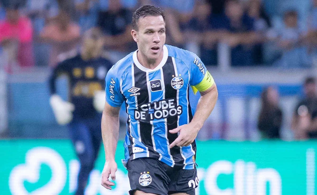 Arthur é dúvida no Grêmio por suspeita de lesão muscular antes do confronto contra o Bragantino
