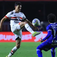 Moreira chama atenção em testes e volta ao radar de Crespo