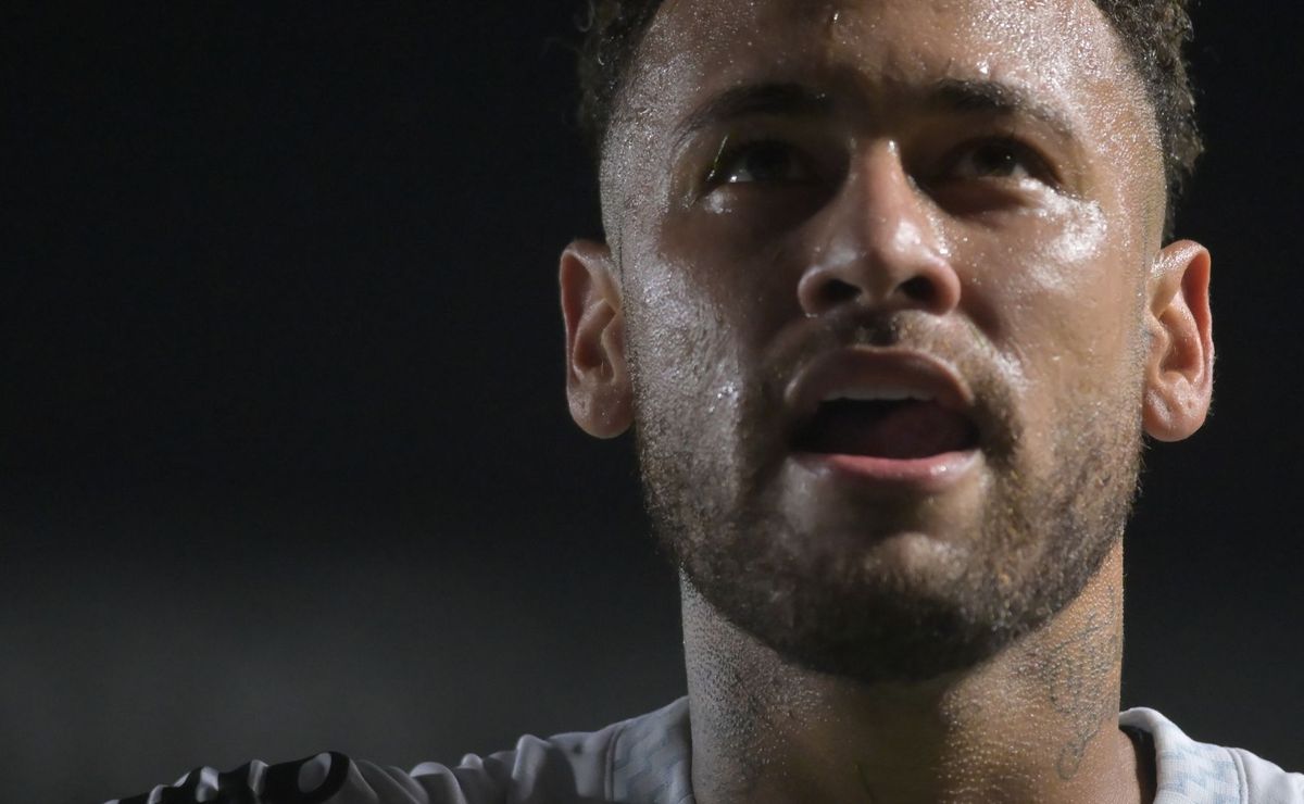 Neymar volta a treinar com o grupo e deve iniciar como titular contra o Mirassol