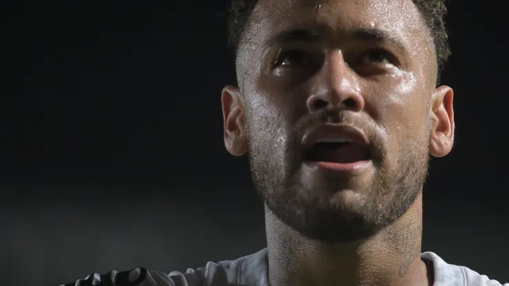 Neymar volta a treinar com o grupo e deve iniciar como titular contra o Mirassol - Foto Jota ErreAGIF