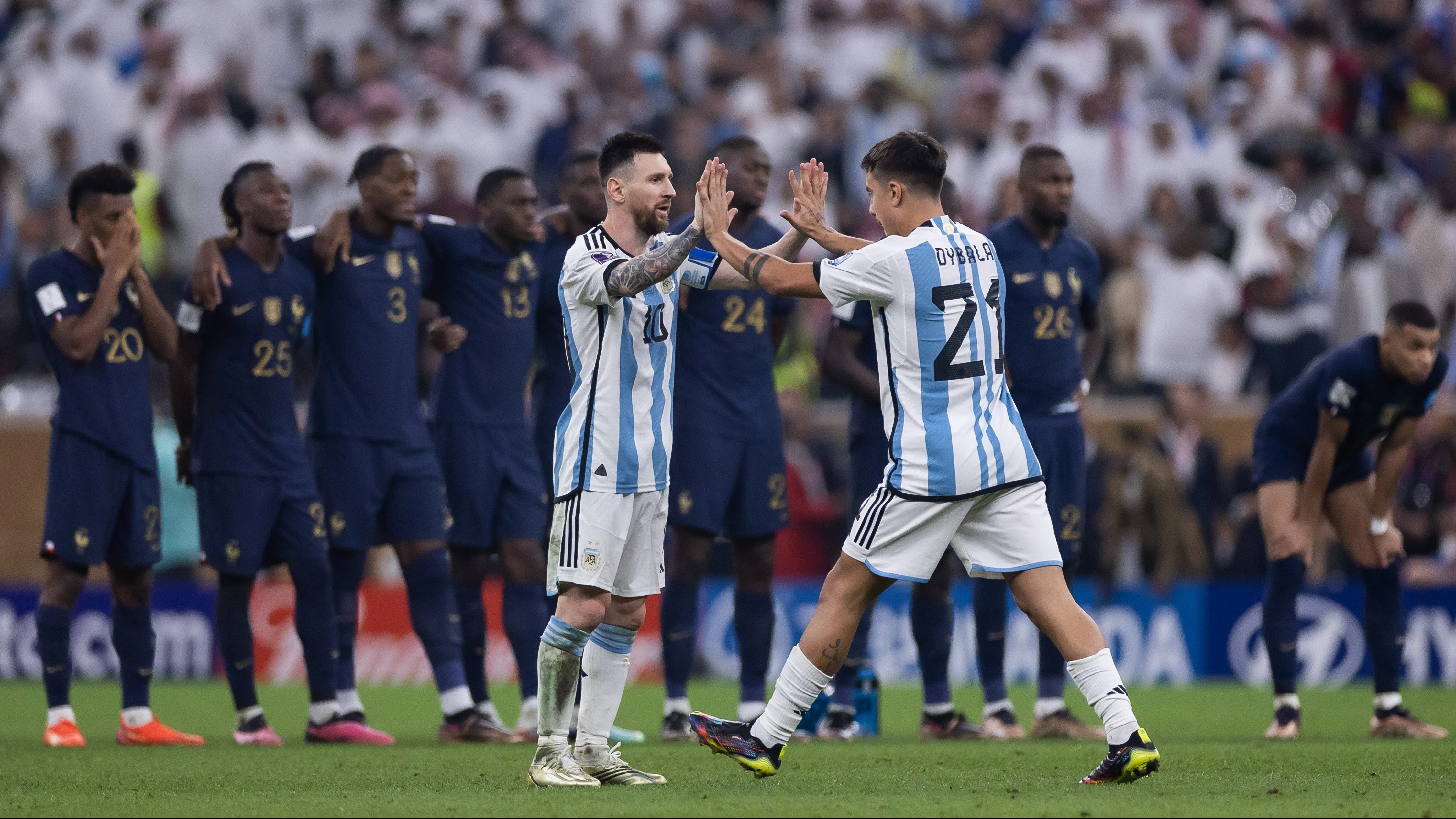 Dybala e Messi comemorando. Foto: Pedro Martins/AGIF